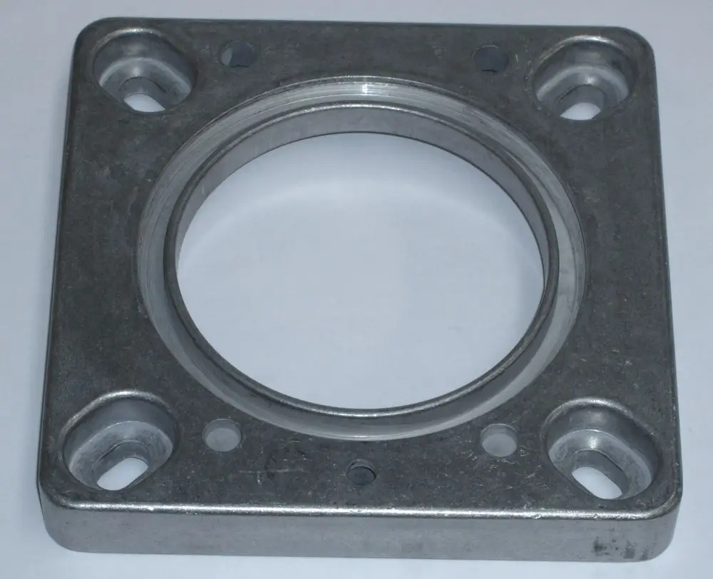 Metallischer Flansch mit quadratischer Grundplatte und runder Öffnung in der Mitte. Vier Befestigungslöcher sind sichtbar, geeignet für Daikin-Anwendungen.